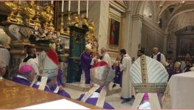 Il Clero diocesano si inchina e bacia l'anello del Vescovo Andrea Migliavacca