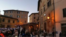 La processione di Vescovi con il Card. Betori che accompagnavano il Vescovo Migliavacca nel Duomo di San Miniato