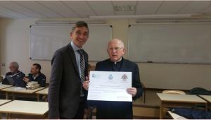 Premiato il Marchese Emilio Petrini Mansi della Fontanazza da P. Prof. Michael Ryan L.C. dell'Ateneo Pontificio Regina Apostolorum